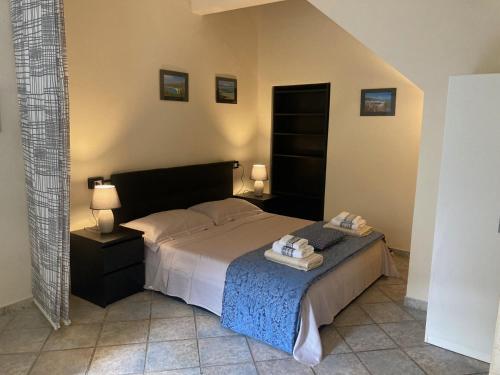 sypialnia z łóżkiem z dwoma ręcznikami w obiekcie Great studio apartment in the heart of Chianni w mieście Chianni