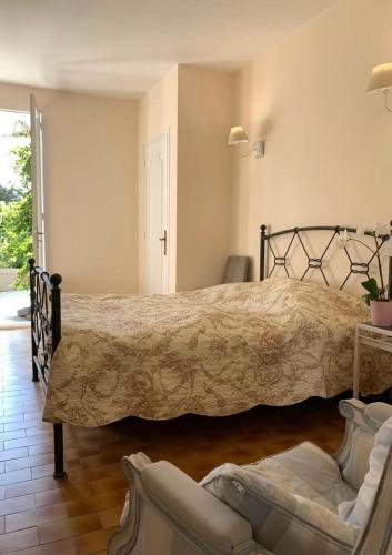 une chambre avec un grand lit et un canapé dans l'établissement Cap d Antibes, Salis beach , 2 bedrooms , free parking, à Antibes