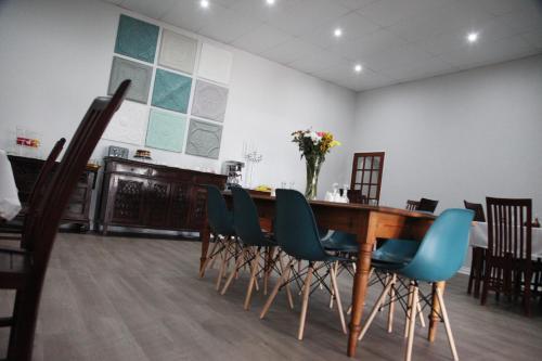 a dining room with a wooden table and chairs at Villa de Ghaap Guesthouse in Douglas