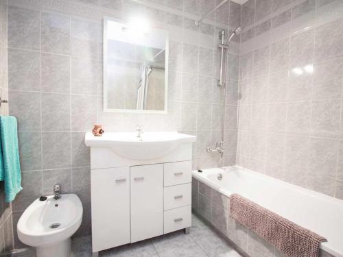 y baño con lavabo, aseo y bañera. en Holidays2Malaga Plaza de Toros Vieja & terrace & optional parking, en Málaga