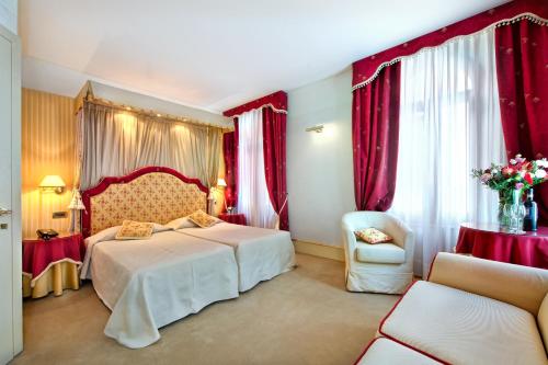 una camera d'albergo con letto e sedia di Ca' Princess a Venezia