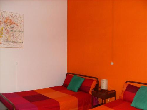 Zimmer mit 2 Betten und farbenfrohen Wänden in der Unterkunft Dias e Dominguez in Lissabon