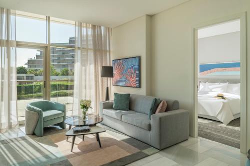 Χώρος καθιστικού στο Th8 Palm Dubai Beach Resort, Vignette Collection by IHG