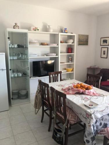 a kitchen with a table with fruit on it at Appartamento vicino al mare e al centro in Alghero