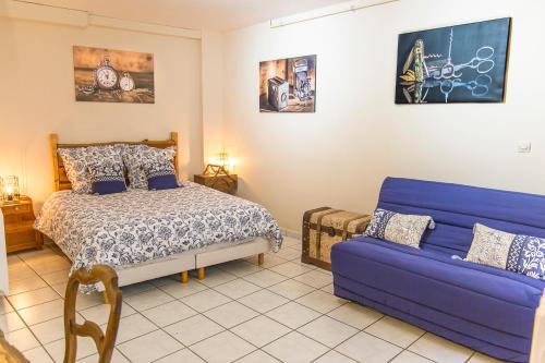 une chambre avec un lit et un canapé dans l'établissement Garage double, 2 chambres, balnéo, 2 SDB, 3WC, à 5 minutes du Puy, à Espaly-Saint-Marcel