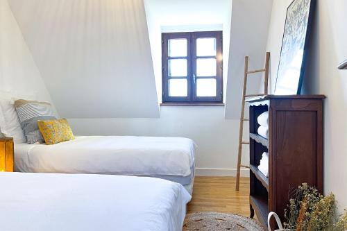 Ένα ή περισσότερα κρεβάτια σε δωμάτιο στο Maison avec vue incroyable au coeur des Volcans d'Auvergne
