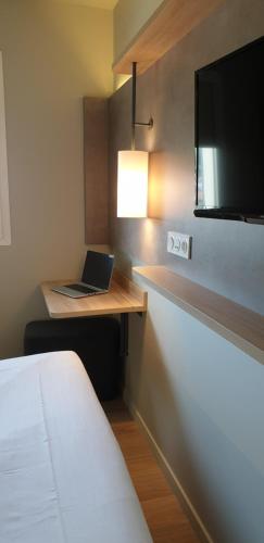 Ένα ή περισσότερα κρεβάτια σε δωμάτιο στο ibis budget Ciboure St-Jean-Luz