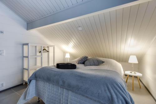 a bedroom with a large bed in a room at Luksushuvila Villa Marvik in Himos