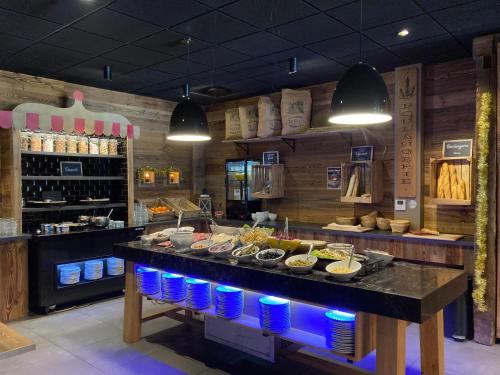 un restaurante con un buffet de comida en una mesa en Village Club Les Balcons du Lac d'Annecy - Neaclub, en Sévrier