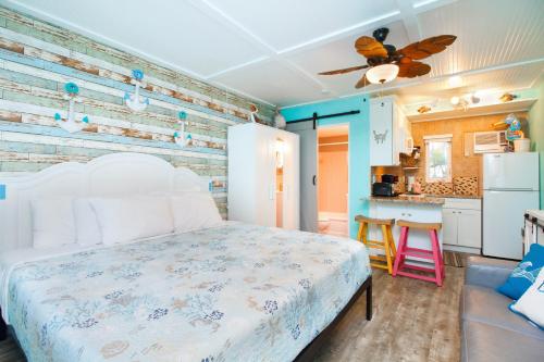 1 Schlafzimmer mit einem Bett und einer Küche in der Unterkunft Tropic Terrace #9 - Beachfront Rental condo in St Pete Beach