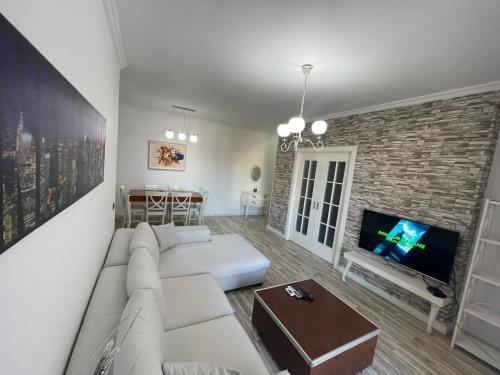 Uma área de estar em Tirana Center Apartment