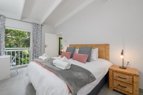 Un dormitorio con una cama grande y una ventana en San Lameer Villa 2603 - 4 Bedroom Superior - 8 pax - San Lameer Rental Agency en Southbroom