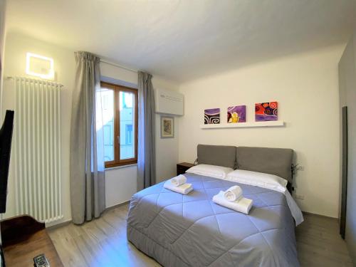 een slaapkamer met een bed met twee handdoeken erop bij CASA STELLA- a due passi dal corso di Siena in Siena