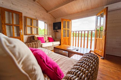ein Wohnzimmer mit einem Sofa und einem Tisch in der Unterkunft Dahu Wake Park, proche Saint Emilion in Sablons