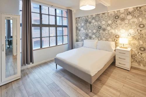 ein Schlafzimmer mit einem Bett und einem großen Fenster in der Unterkunft Host & Stay - Concert Square in Liverpool