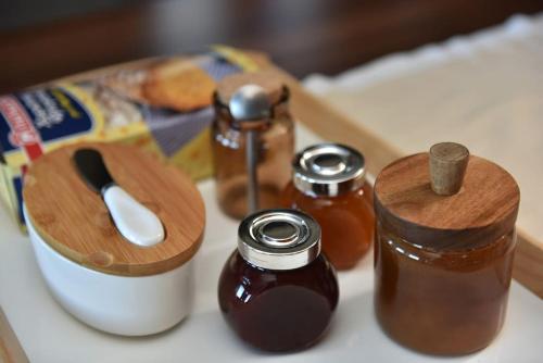 una mesa cubierta con tarros de miel y un cuchillo en Pefkofyto Mountain Retreat, en Pefkófyton