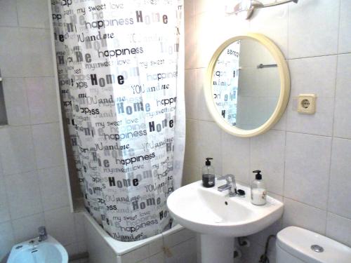 ein Badezimmer mit Waschbecken, Spiegel und Toilette in der Unterkunft Las Nereidas LEK in Peñíscola