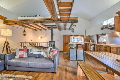 uma sala de estar com um sofá e uma cozinha em Bodmen 305 em Blitzingen