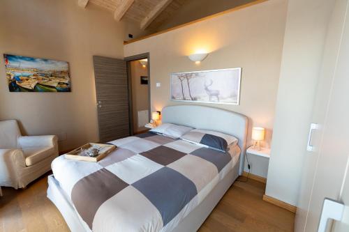 Una cama o camas en una habitación de Casa di campagna Rosina con piscina e vista lago