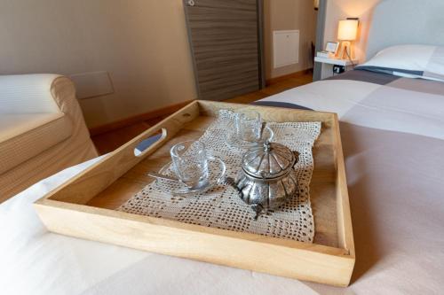 Una cama o camas en una habitación de Casa di campagna Rosina con piscina e vista lago
