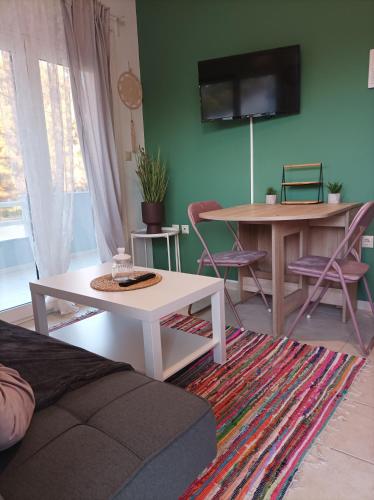 TV a/nebo společenská místnost v ubytování Home Away From Home