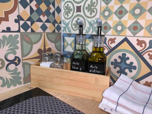 - deux bouteilles de vin sur une étagère en bois dans une chambre dans l'établissement Le Petit Toulouse, à Niort