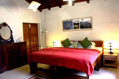 Кровать или кровати в номере Fredy's Bungalow near Nainital