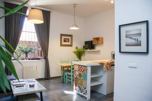 a living room with a kitchen and a table at BEAUTIFUL SILENT APARTMENT Private Parking in Seville