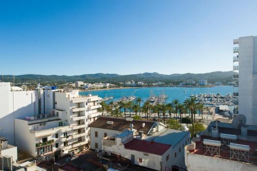 Blick auf einen Hafen von einem Gebäude in der Unterkunft Hotel Base - Adults Only in Sant Antoni de Portmany