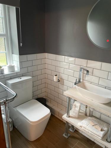 Leven的住宿－Eastfield Cottage，浴室配有白色卫生间和盥洗盆。