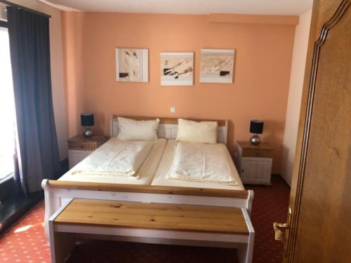 En eller flere senge i et værelse på Hotel Restaurant Zum Schwan