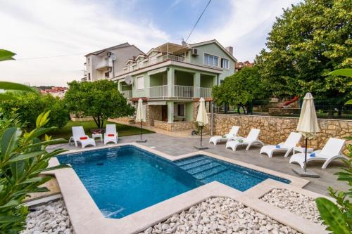 una imagen de una casa con piscina en Apartment in Okrug Gornji with pool, terrace, AC, WiFi, washing machine 3436-5, en Trogir