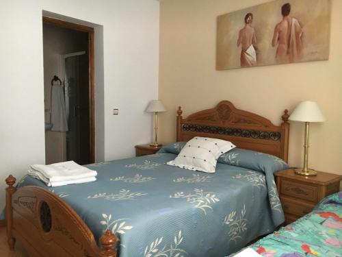 1 dormitorio con 1 cama azul y 2 almohadas en Rincón de Torres VT7250 en Valdelaguna