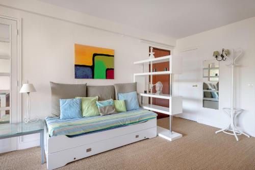 une chambre blanche avec un lit et une table en verre dans l'établissement Appartement tout confort pour 4 à 300m de la plage, à La Baule