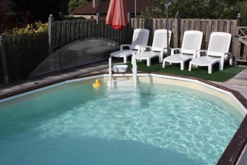 Swimmingpoolen hos eller tæt på Gite Appartement "Le bel étage" jacuzzi piscine 6 Personnes