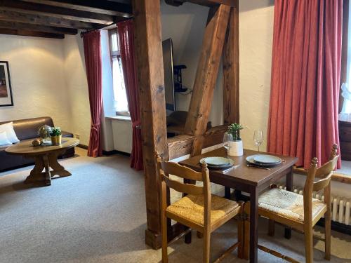 comedor con mesa de madera y sillas en Eurenerstrasse 179 Tourist Apartments, en Trier