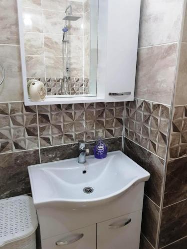 a bathroom with a sink and a shower at BELKA GOLF RESİDENCE Luxury Apt Poolside Belek in Belek