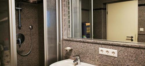 uma casa de banho com um lavatório e um espelho em Tolle, gemütliche, voll möblierte 3 Zimmer Wohnung. em Baden-Baden