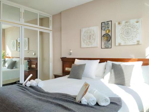 1 dormitorio con 1 cama blanca grande y toallas. en New 2023 Don Gustavo, Beach Front, Sea Views, en Benalmádena