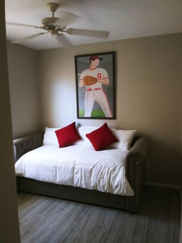 A bed or beds in a room at Villa Verde Surprise Stadium - Resort Living