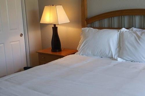 A bed or beds in a room at Villa Verde Surprise Stadium - Resort Living