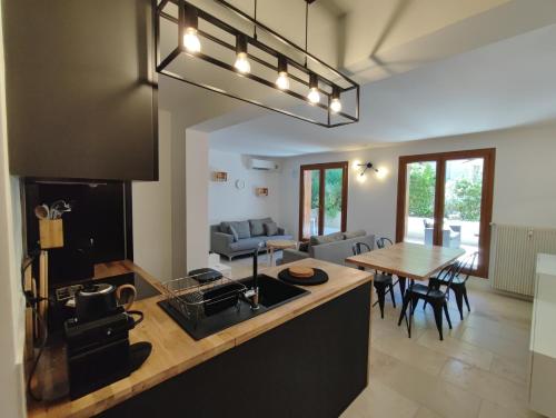 una cucina e un soggiorno con un tavolo e una sala da pranzo di Le THIERS-TEMPS - AC CLIM - GRANDE TERRASSE - PROCHE THEATRES ad Avignone