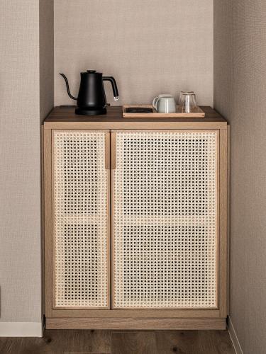 Tetera y cafetera en Nest Hotel Naha Kumoji