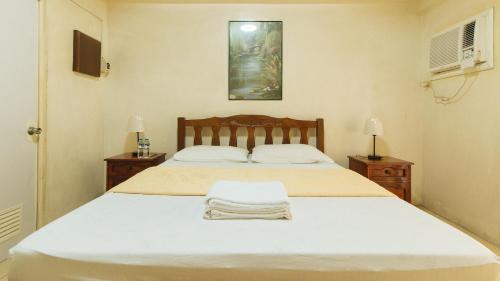 En eller flere senge i et værelse på Casa Micarosa Hotel and Residences by RedDoorz