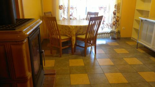 a dining room with a table and chairs in a kitchen at Küljemäe puhkemaja in Otepää