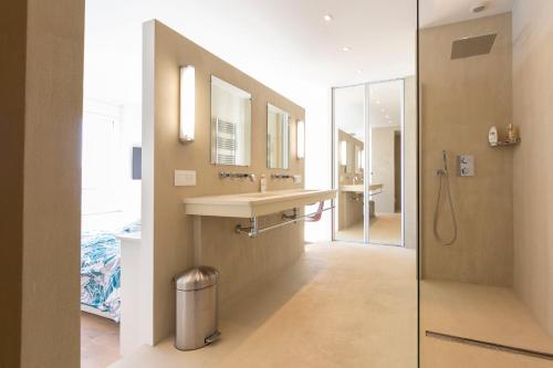 une salle de bain avec un lavabo et une douche dans l'établissement Appartement 3 chambres 125 m2 avec vue exceptionnelle face à la mer, à Cannes