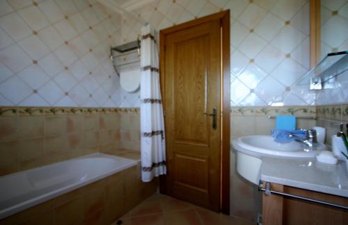 Vannas istaba naktsmītnē Villa Vista Mar Piscina Suites