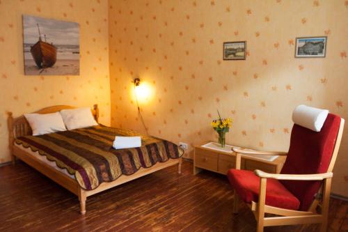 una camera con letto, scrivania e sedia di Pumpura apartamenti a Liepāja