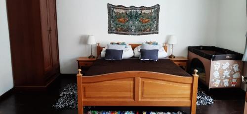 - une chambre avec un lit et un tapis sur le mur dans l'établissement Babičkin Dom, à Medzilaborce