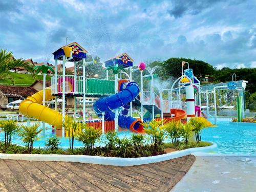 um grande parque aquático com escorrega aquático em Hotel Fazenda Vista Alegre em São Lourenço